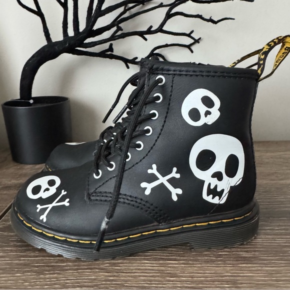 Dr Martens 1460 Skull & Bones Leather Lace Up Boots Girls Size 10 EUC Shoes Icon - Picture 3 of 11